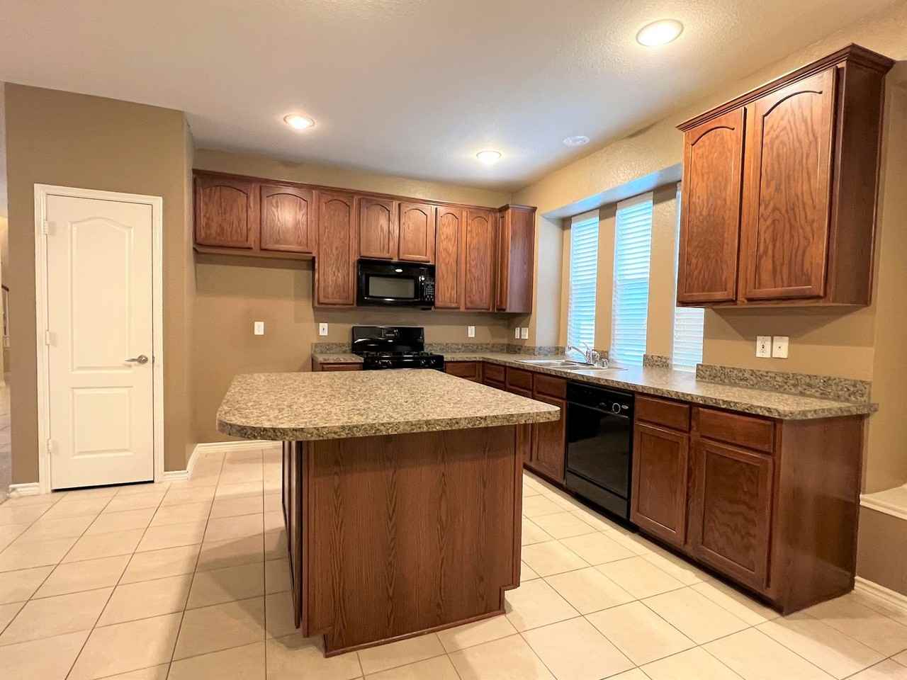 1149 King George Ln - Photo 7 of 19