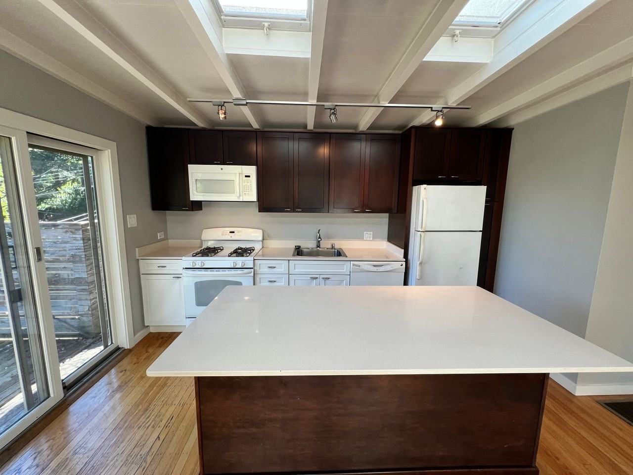 556 Scenic Ave - Photo 3 of 12