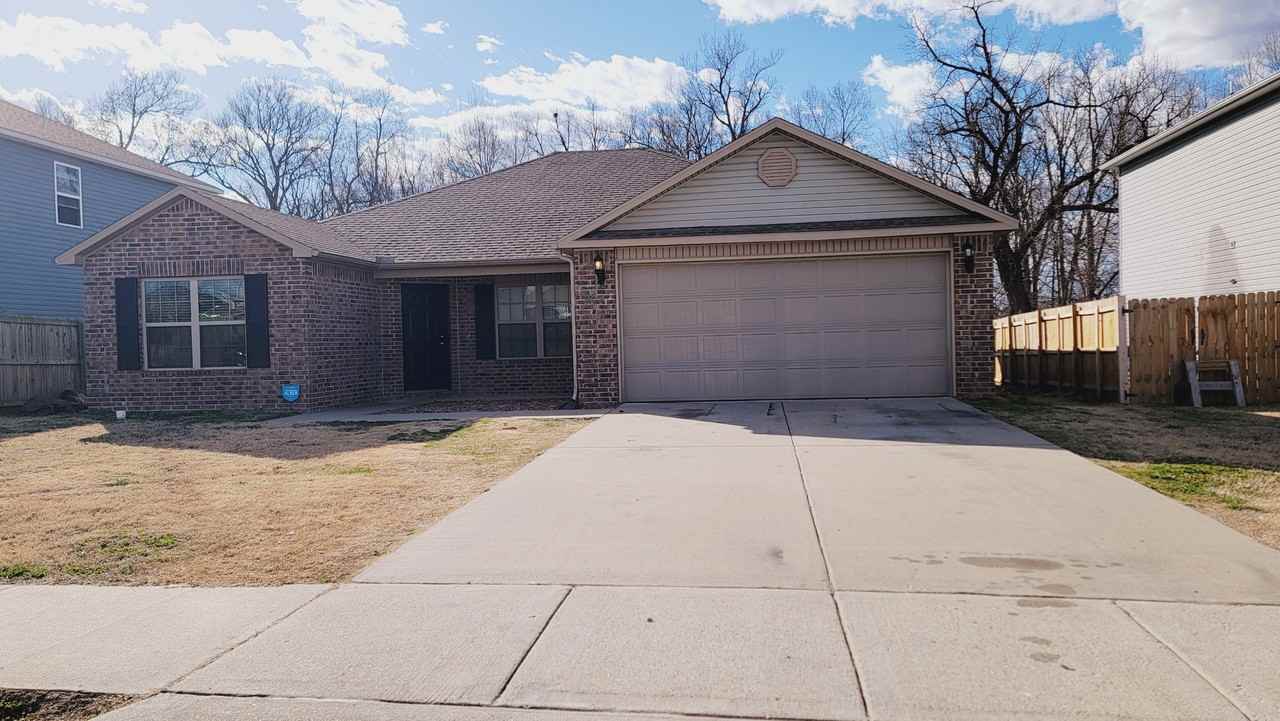 904 Sw Green World St #NA - Photo 2 of 10