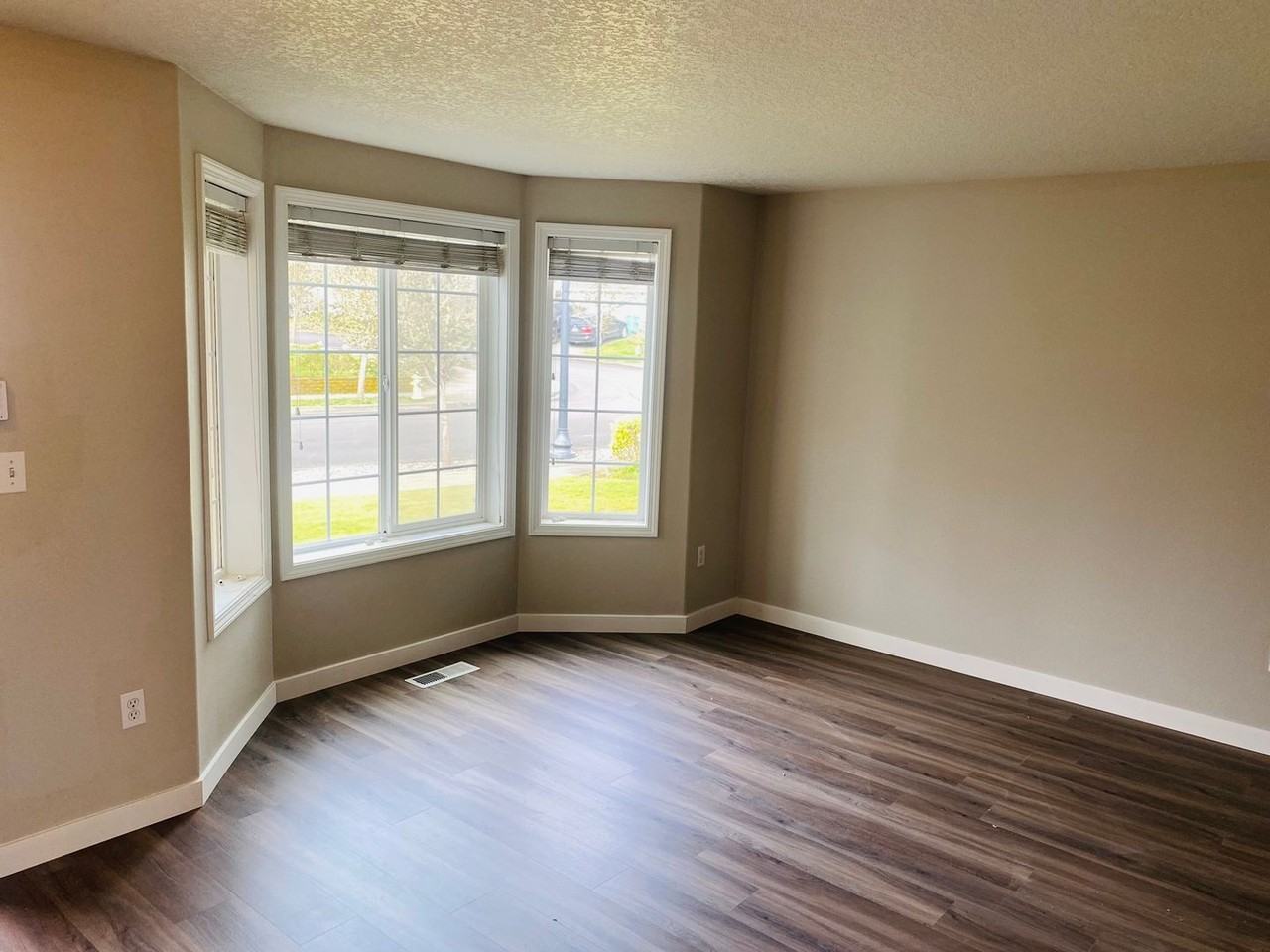 812 N Lark Dr - Photo 4 of 24