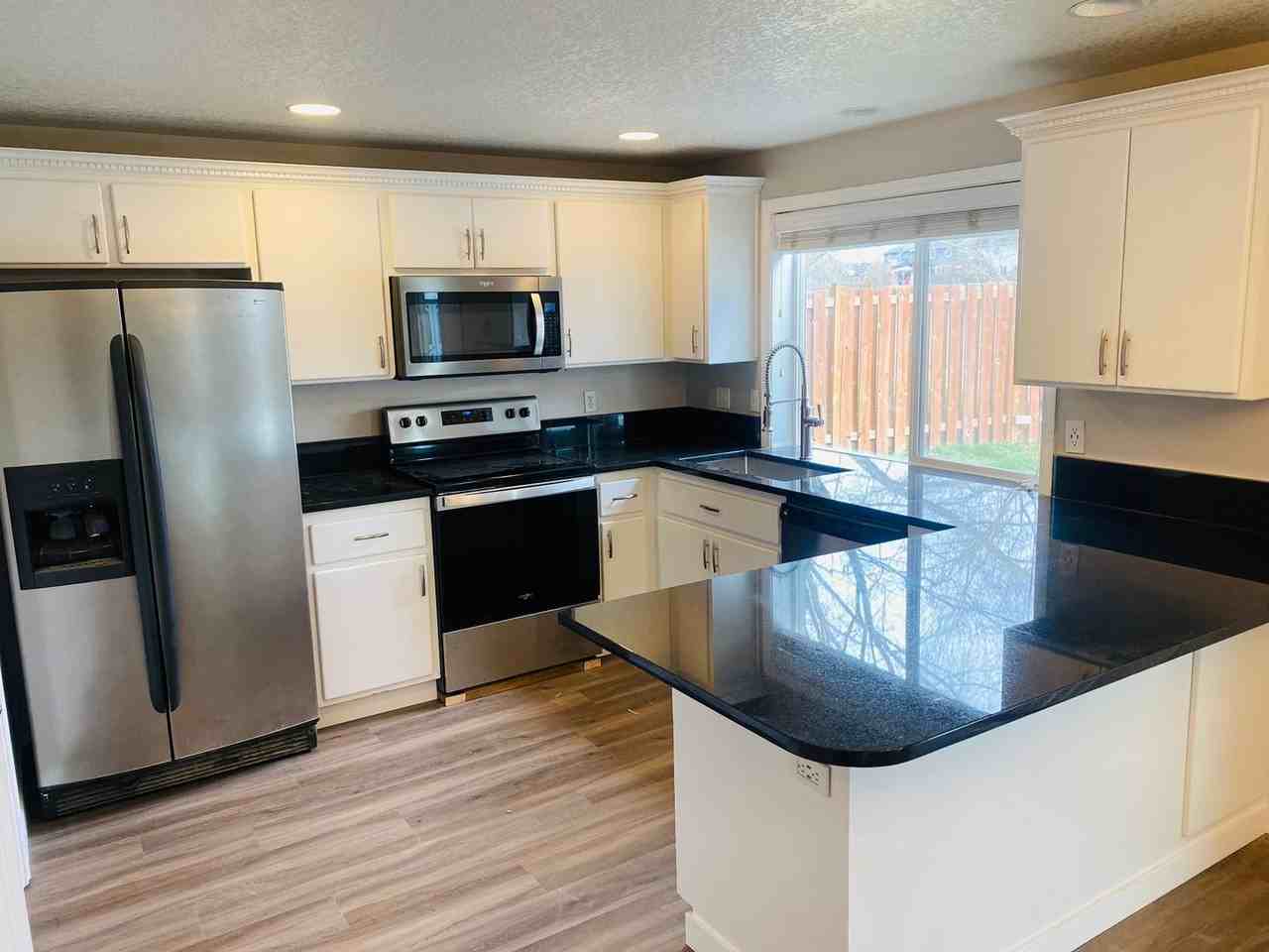 812 N Lark Dr - Photo 5 of 24