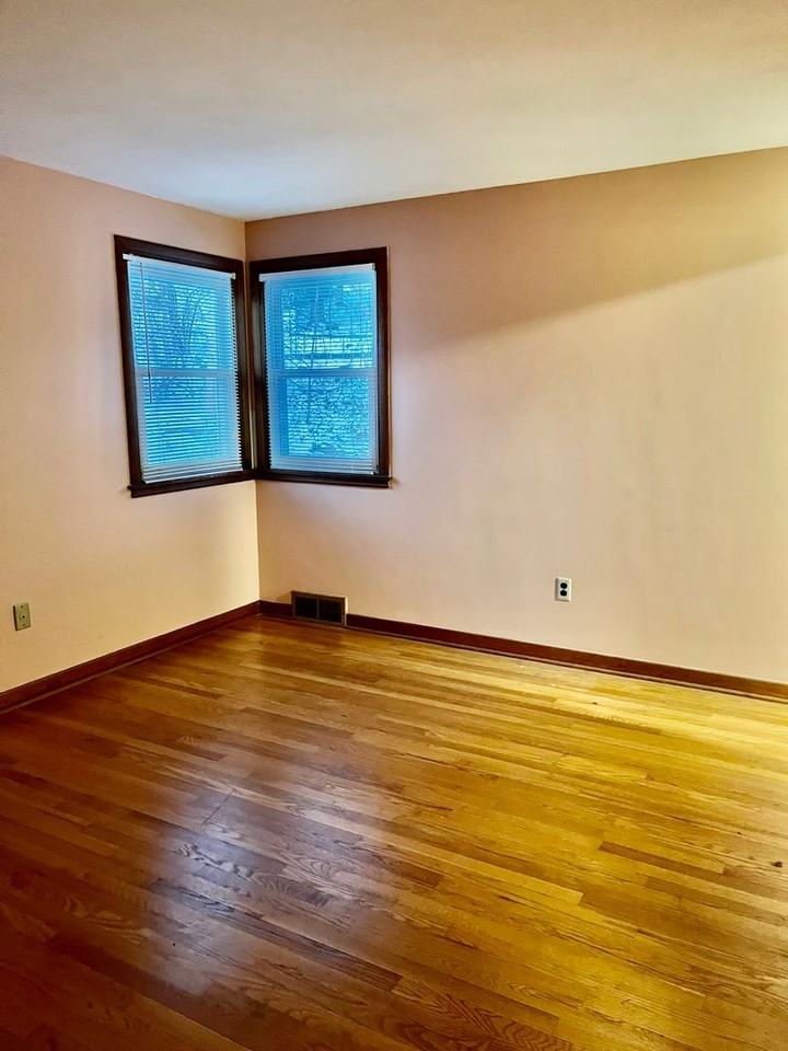 102 Elmsford Rd - Photo 4 of 23