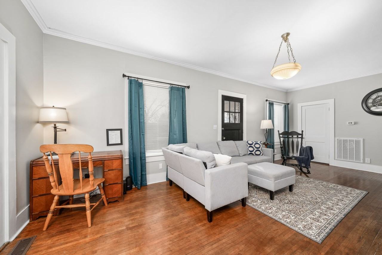 399 Hughes St - Photo 4 of 14