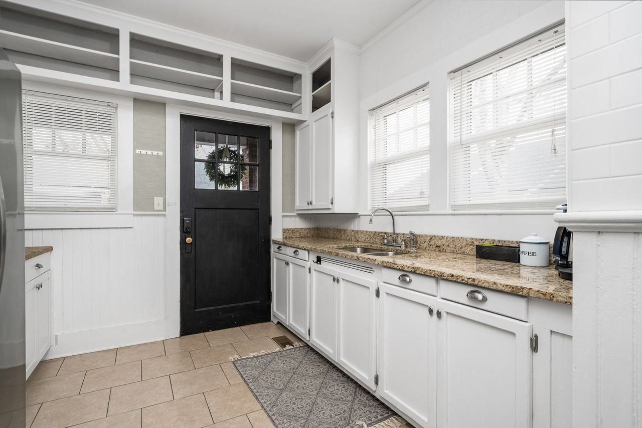 399 Hughes St - Photo 6 of 14