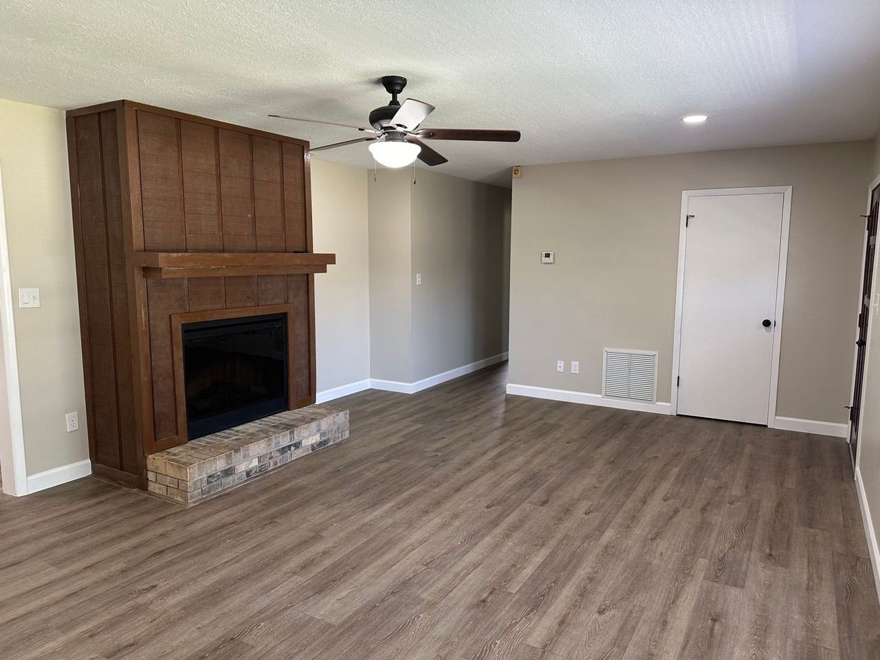 300 Oakwood Ct - Photo 2 of 24