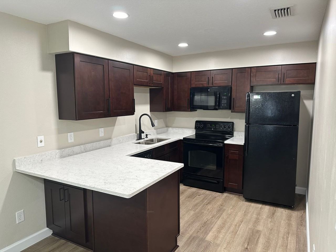 300 Oakwood Ct - Photo 3 of 24