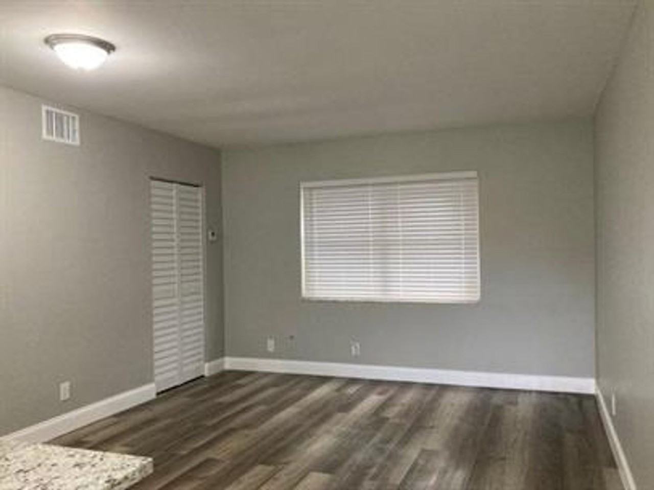 1460 Nw 2nd St - Photo 5 of 7