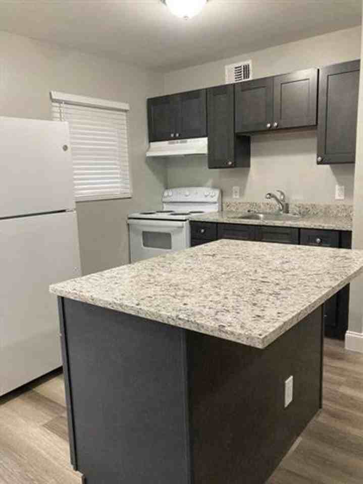 1460 Nw 2nd St - Photo 2 of 7