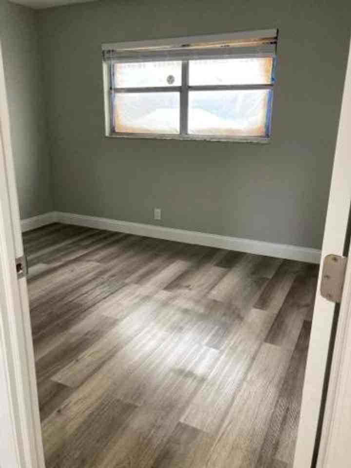 1460 Nw 2nd St - Photo 6 of 7