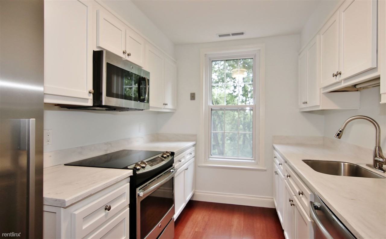 140 Field Point Rd - Photo 2 of 12