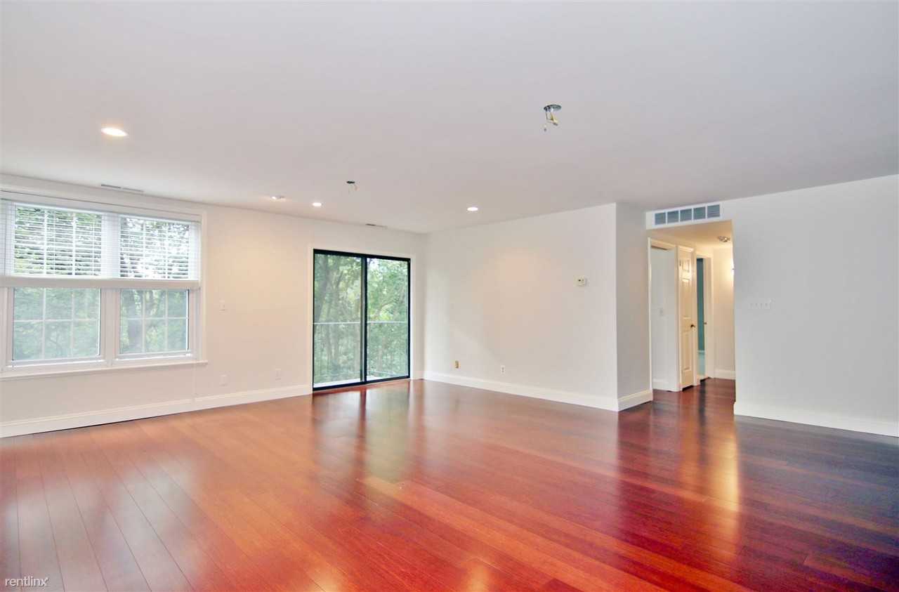 140 Field Point Rd - Photo 3 of 12