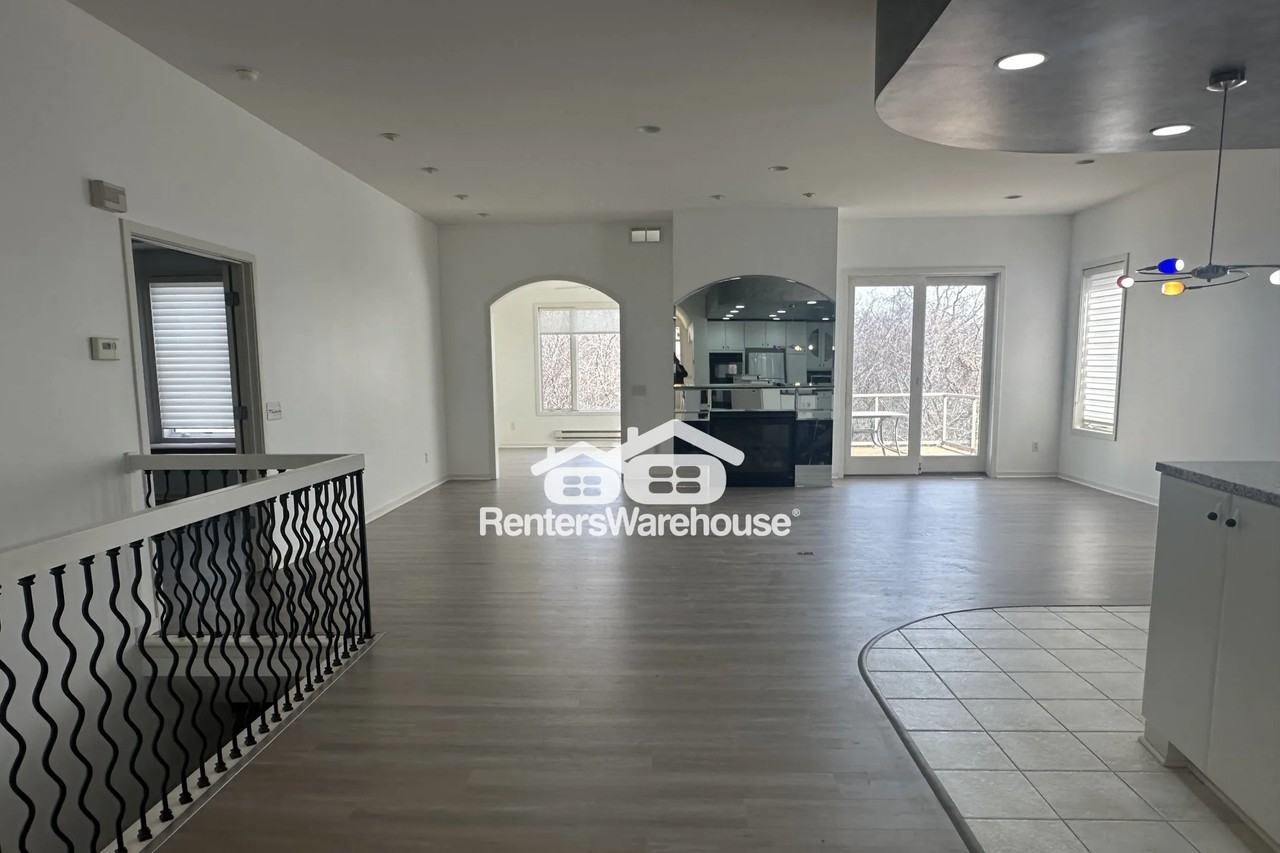 2062 Acacia Dr - Photo 3 of 28