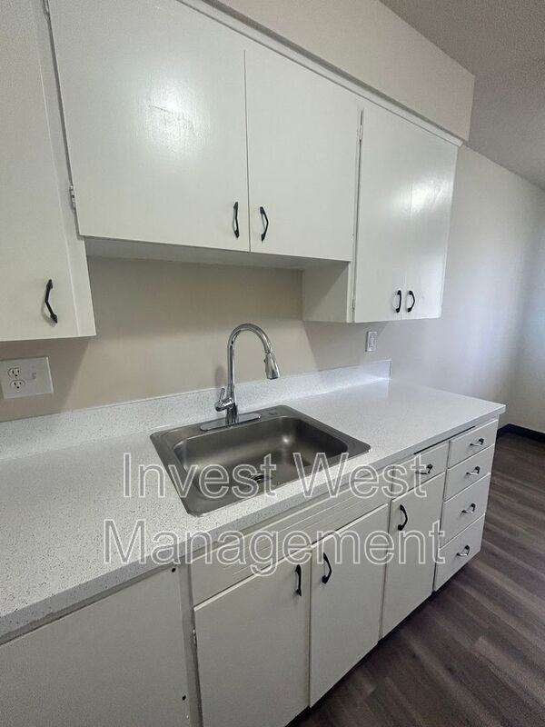 1806 E Fourth Plain Blvd #10 - Photo 7 of 22