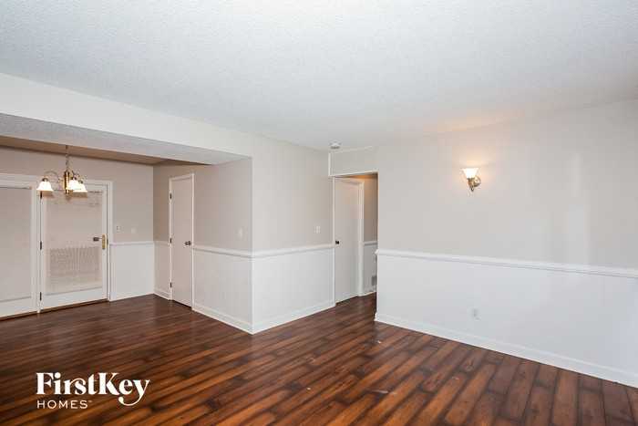 111 Timberlake Ct - Photo 3 of 15