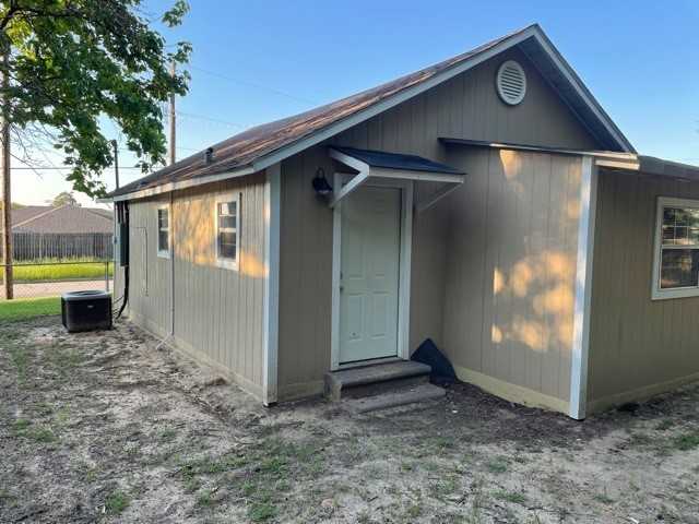 2104 W Robbins St #NA - Photo 7 of 18