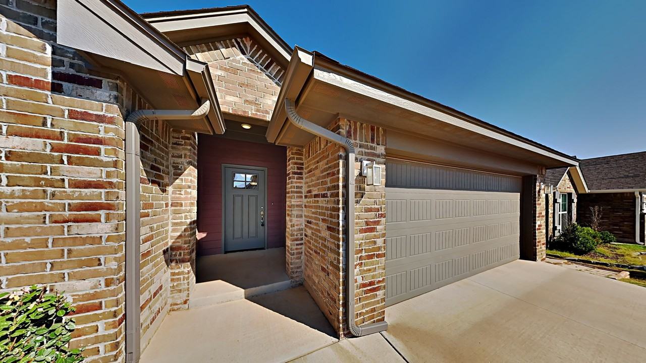 9437 Nw 87th St - Photo 2 of 17