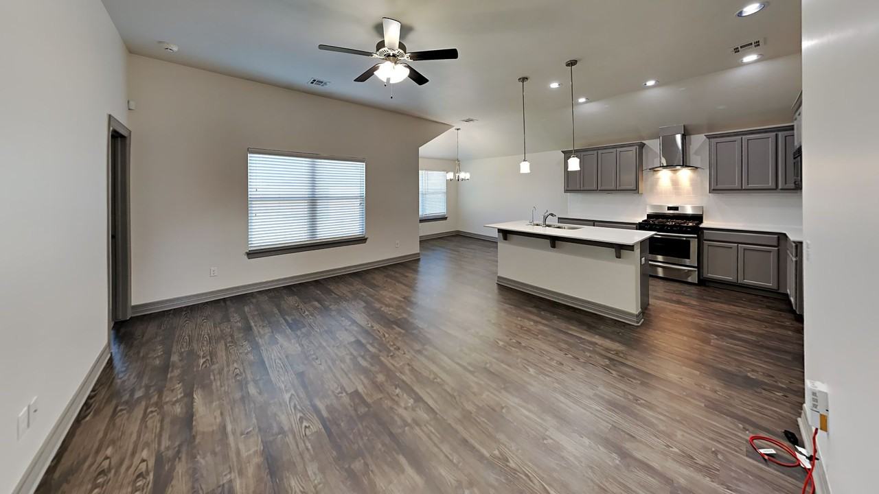 9437 Nw 87th St - Photo 4 of 17