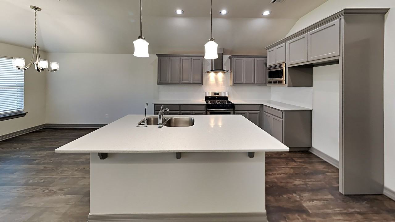 9437 Nw 87th St - Photo 5 of 17