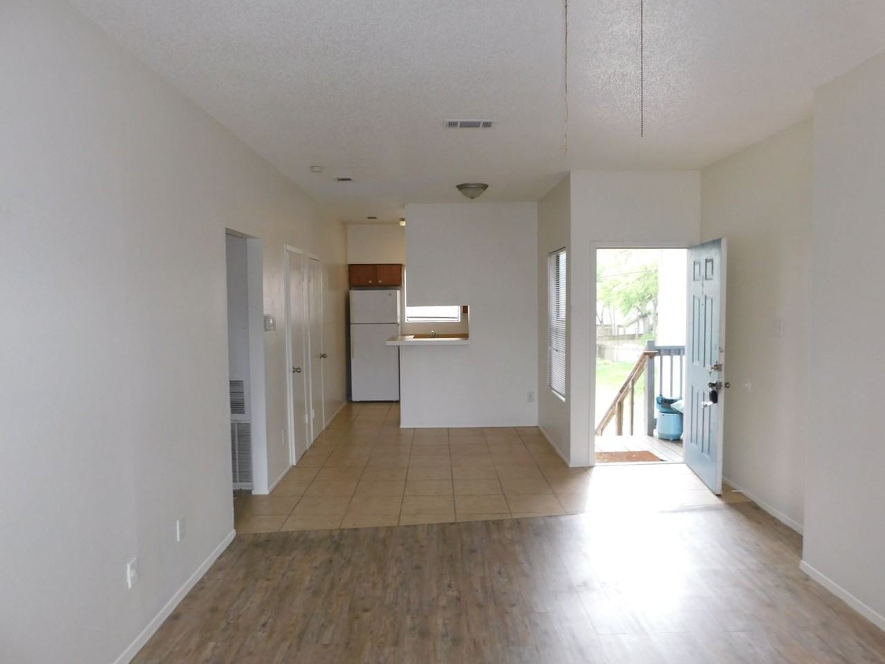 2509 W Slaughter Ln - Photo 2 of 10