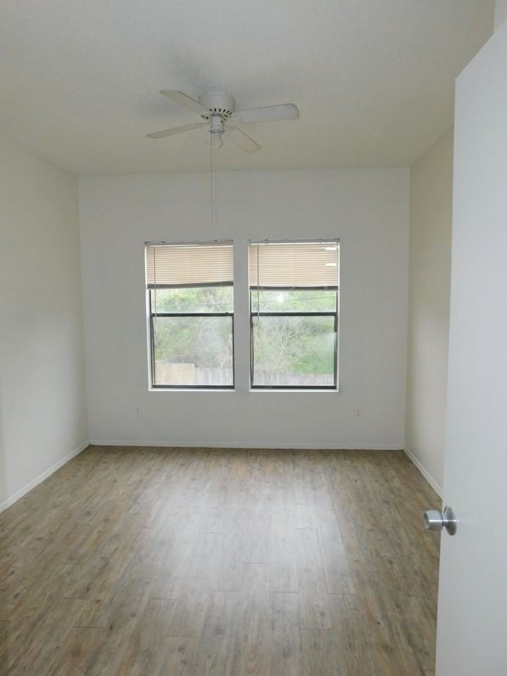 2509 W Slaughter Ln - Photo 6 of 10