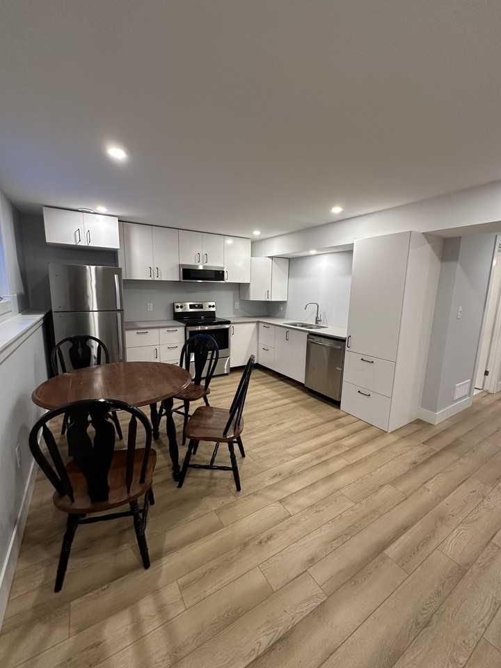 92 Head Street South Suite B - Photo 2 of 9