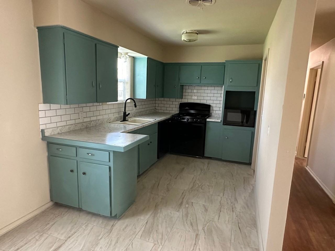 233 E 52nd St N - Photo 2 of 7