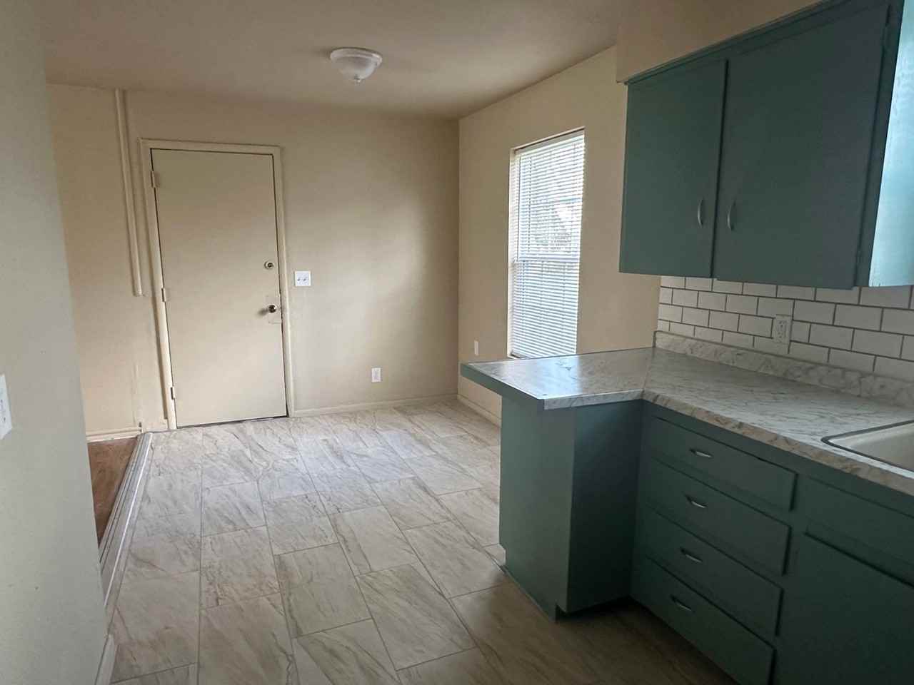 233 E 52nd St N - Photo 3 of 7