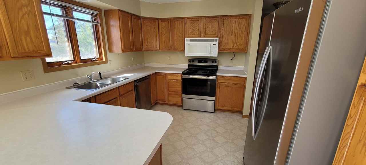 1013 Donald Ave Se - Photo 2 of 11