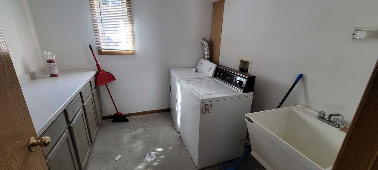 1013 Donald Ave Se - Photo 7 of 11