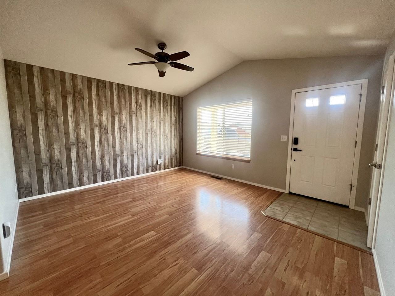 1103 Nw Sprucewood Ct - Photo 2 of 16