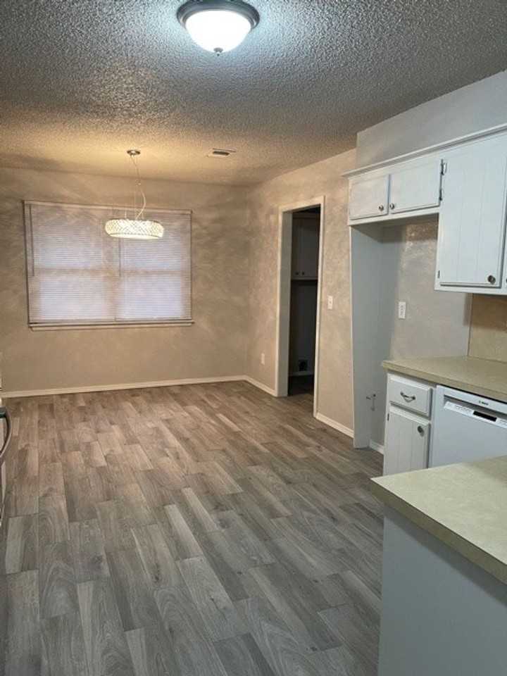 505 Post Oak Ln - Photo 2 of 14