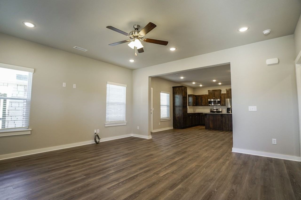 712 N Salem Rd - Photo 2 of 31