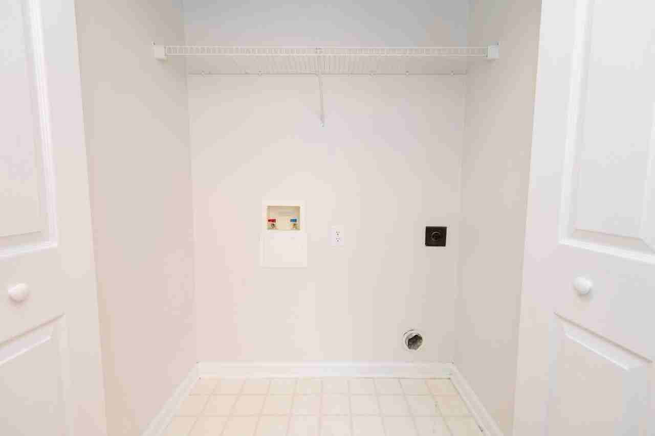 221 Adefield Ln - Photo 7 of 15