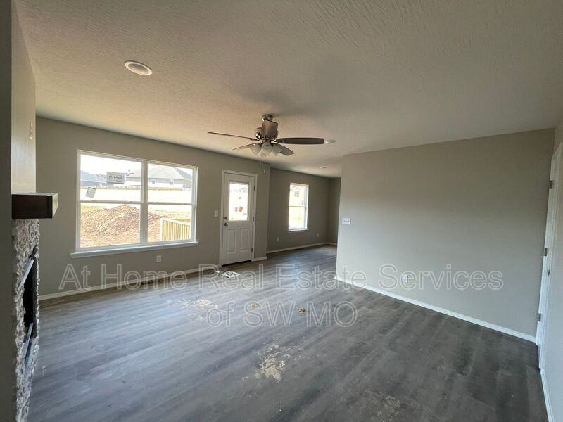 801 E Watermill Cir - Photo 3 of 11