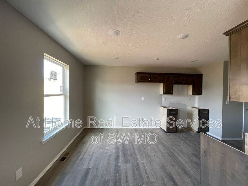 801 E Watermill Cir - Photo 4 of 11
