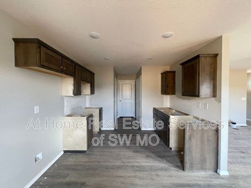 801 E Watermill Cir - Photo 5 of 11