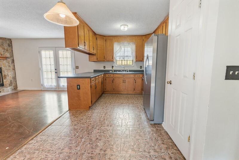 680 Burden St - Photo 3 of 23
