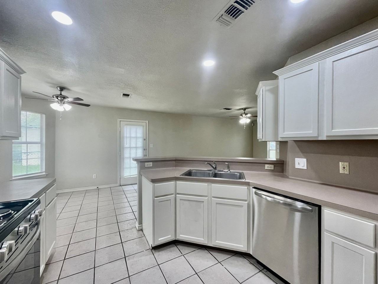 1825 Pearce Ct - Photo 7 of 17