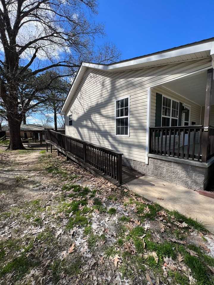 125 Laura St - Photo 2 of 10