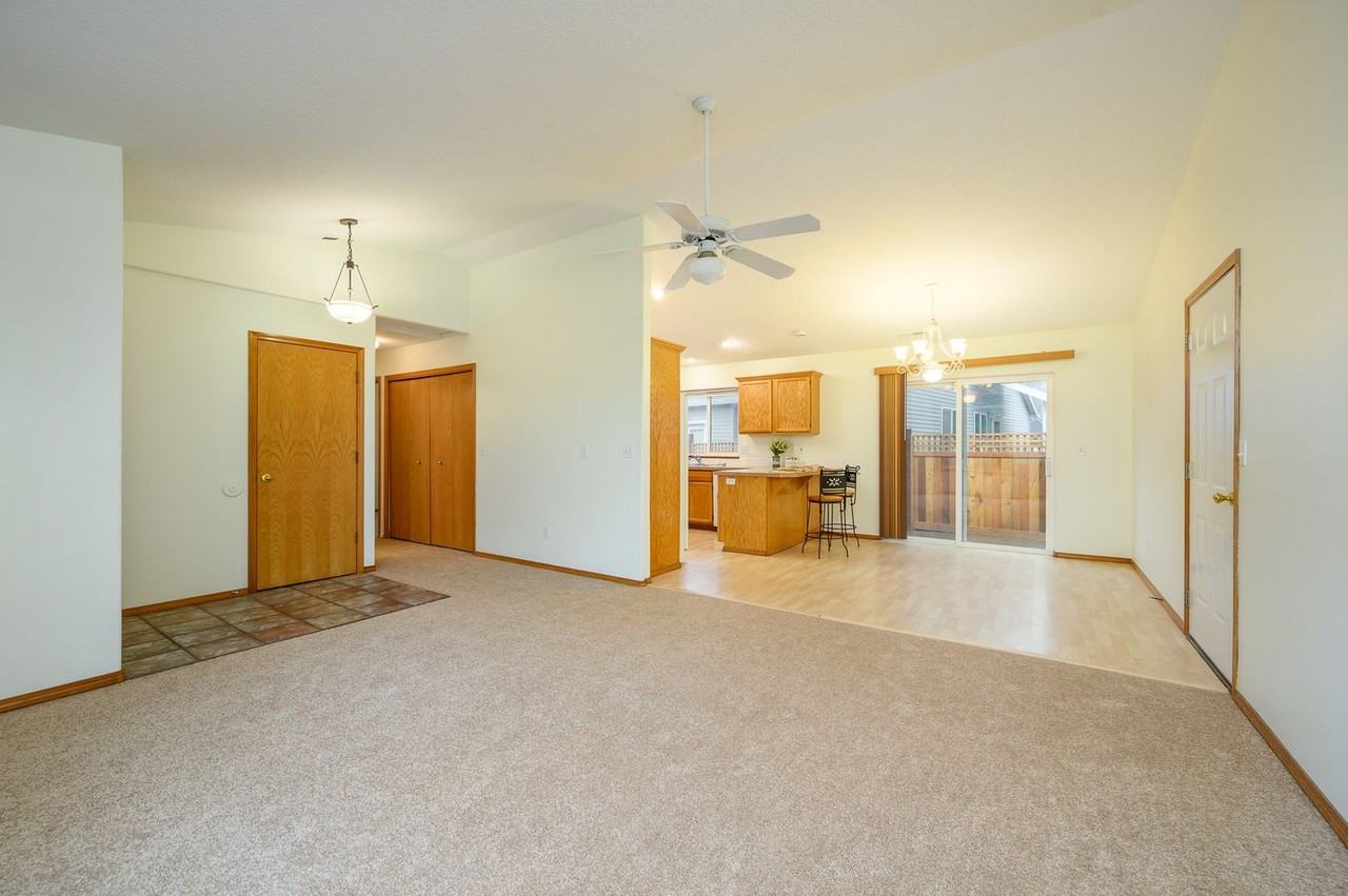 357 Ne Faulconer Ct - Photo 6 of 26