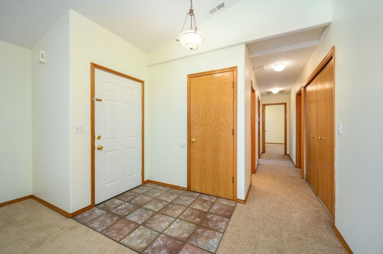 357 Ne Faulconer Ct - Photo 2 of 26