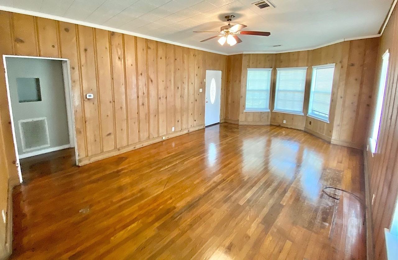 2703 Avenue G - Photo 2 of 7