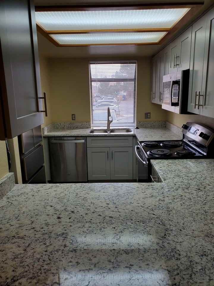 433 S Kittredge St #B - Photo 3 of 6