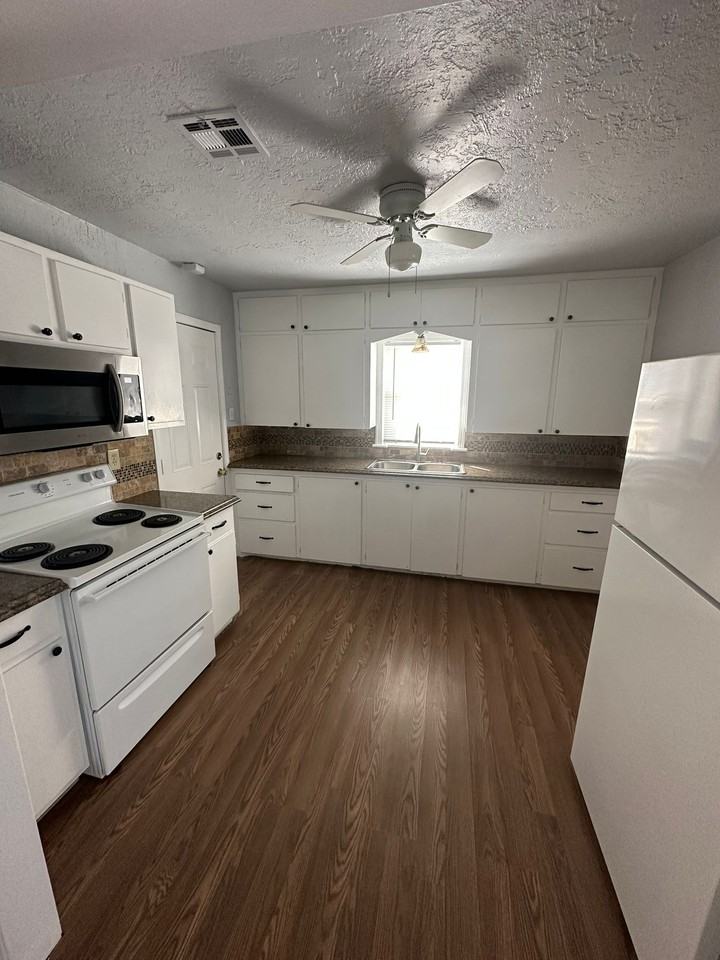 1805 Nw Kingsbury Ave #14 - Photo 3 of 6