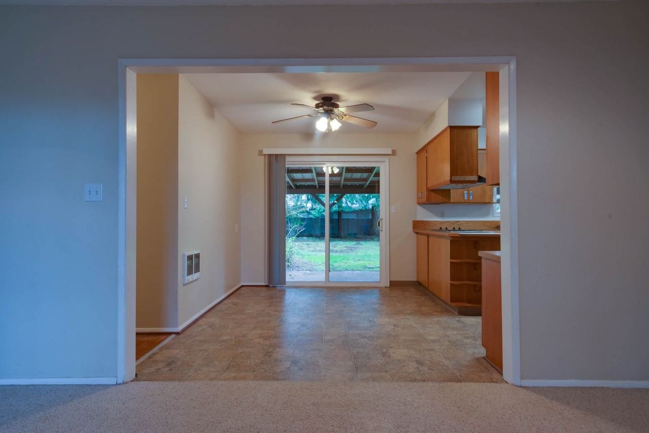 1040 Larkspur Ln Nw - Photo 4 of 32