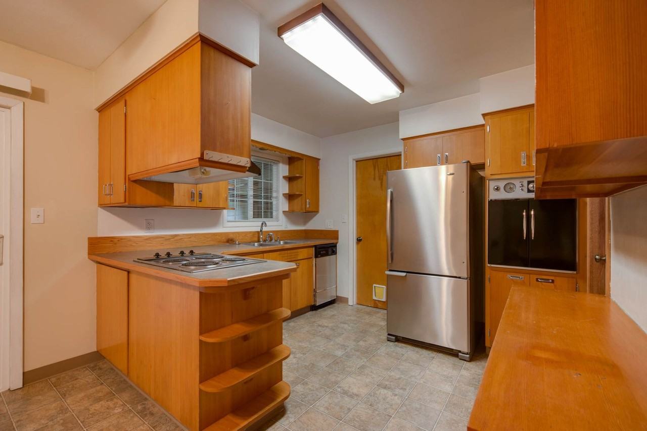 1040 Larkspur Ln Nw - Photo 6 of 32