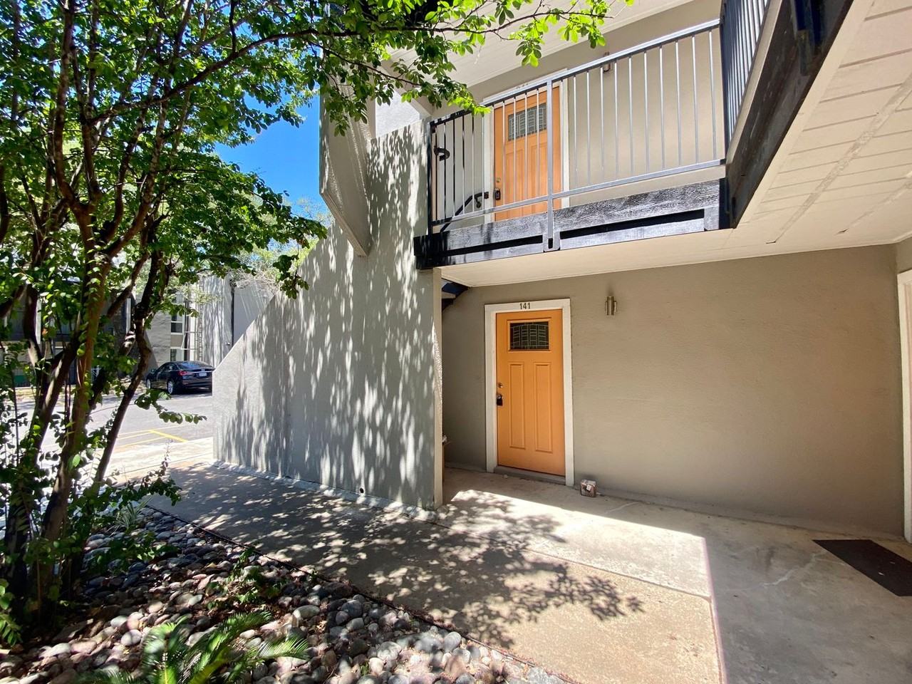 935 La Posada Dr #141