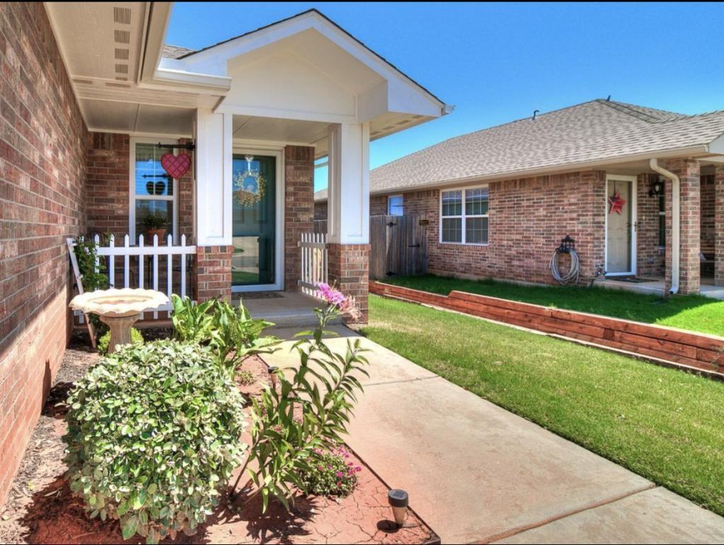 12113 Nw 133rd Ter - Photo 2 of 32