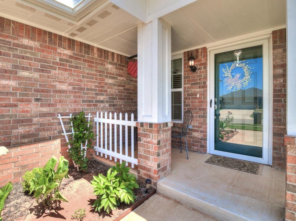 12113 Nw 133rd Ter - Photo 3 of 32