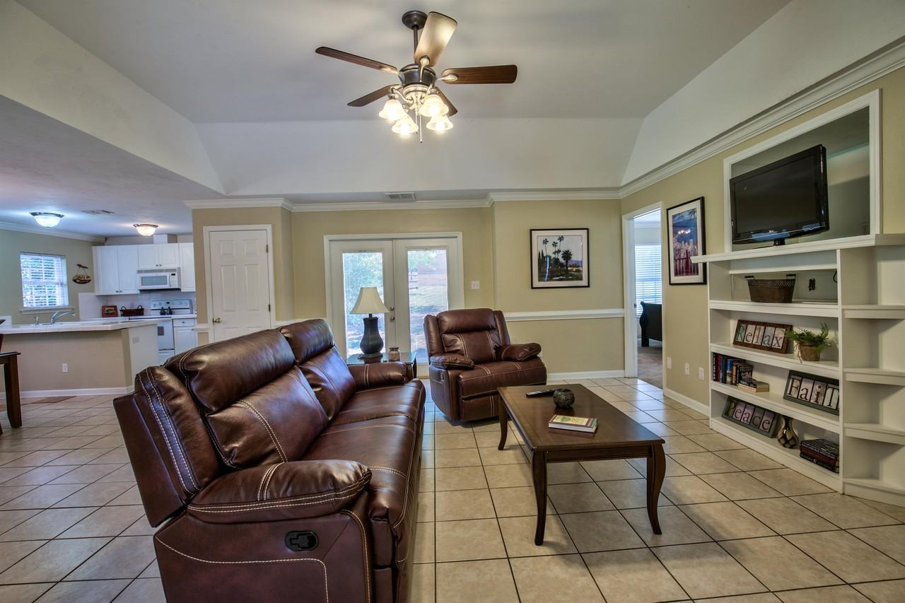 1839 Westminister Dr - Photo 2 of 20